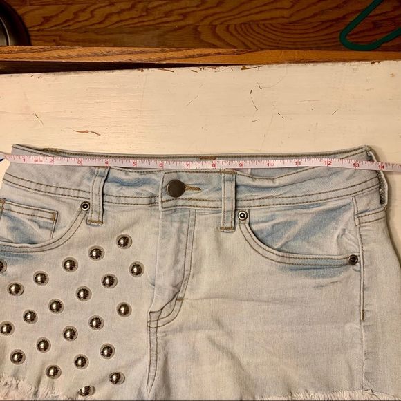 - STUDDED STRETCH DENIM CUTOFF JEAN SHORTS NWOT - Picture 4 of 5